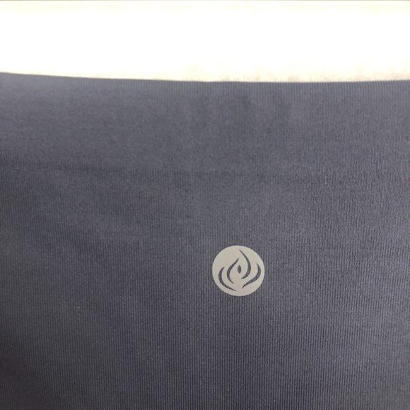 APANA Dusty Purple Capri Leggings Women's Size Small Criss-Cross Cut-Out Cropped - Picture 4 of 5